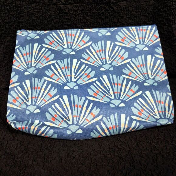 thirty-one Handbags - Brand New Shell Print Accessory Organizing Storage Bag by Thirty-One